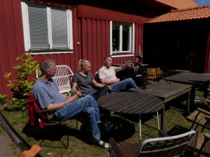 Mys i solen utanför stugan